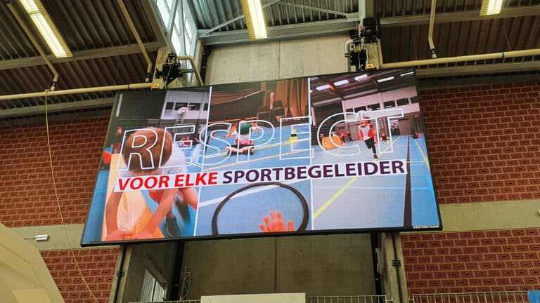 Brightboard Indoor LED-Scoreboard in Topsporthal Kortrijk met wedstrijdbeelden.
