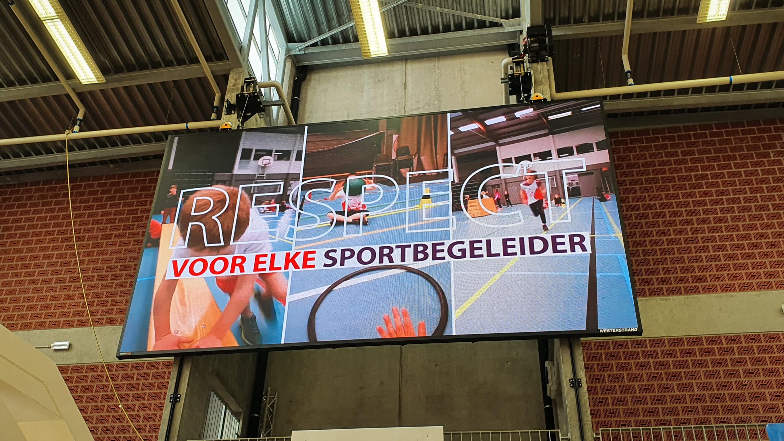 Brightboard Indoor LED-Scoreboard in Topsporthal Kortrijk met wedstrijdbeelden.