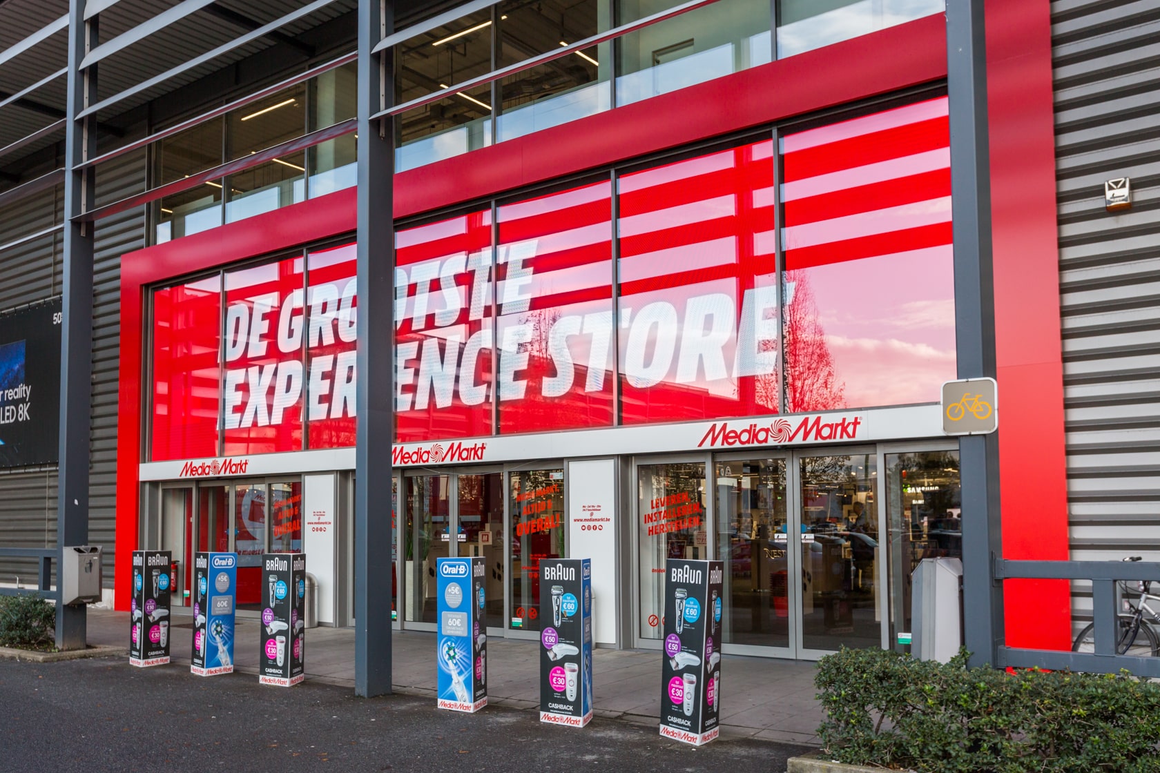 Brightboard LED-scherm achter raam bij Mediamarkt.